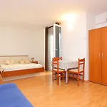 And By The Sea - 16536 Gostinjska kuća 3*