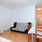And By The Sea - 16536 Gostinjska kuća 3*