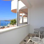 And By The Sea - 16536 Gostinjska kuća