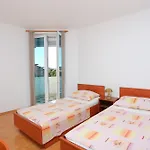 And By The Sea - 16536 Gostinjska kuća 3*